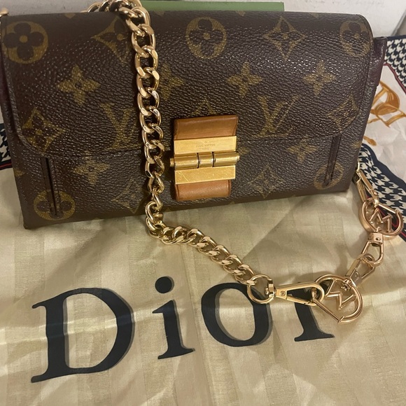 LV cross body purse ( no chain included) - Picture 11 of 13